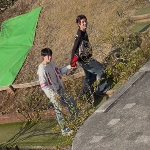 thatbokbakz's tweet photo. แล้วไปกินข้าวกันทั้งครอบครัว แต่ไปยืนถ่ายดอกไม้กันมืด ๆ สองคน หลังกล้องยังไงก็มีคนแอบจับมือกัน ถ้ามีรูปมาลงแบบมุมเดียวกัน ยิ้มหวาน ๆ ให้คนหลังกล้องอีกก็ อรืม รักกันให้พอ จะรอไปงานแต่ง 😭👌🏻💘

#ปิ๊ปป๋อไม่ดื้อครับ 
꒰ #ตี๋ตี๋ป๋อ #teeteepor 𐙚 ꒱ https://t.co/Yw51wFh1R8