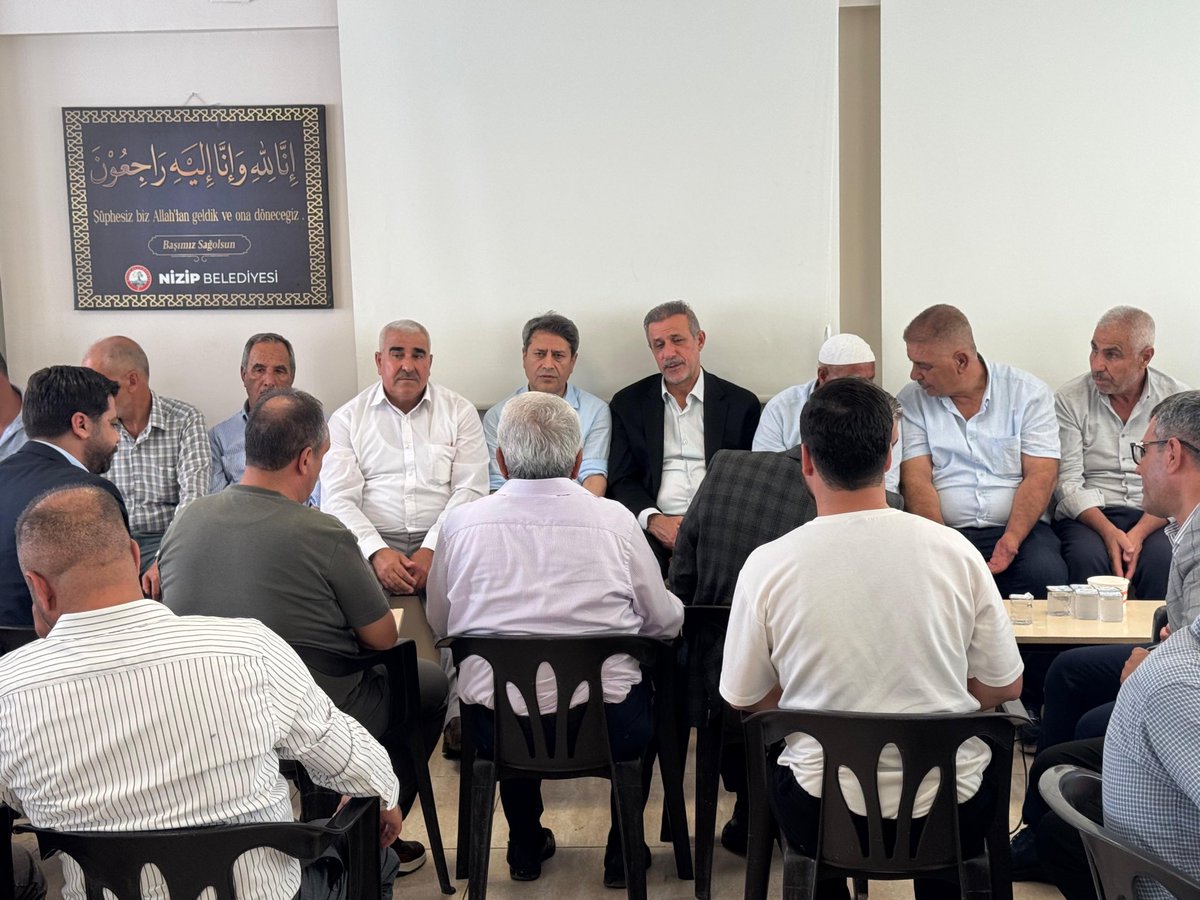 irfancelikaslan's tweet photo. 📍 NİZİP

Milletvekilimiz Sayın Ali Şahin, İlçe Başkanımız Sayın Fatih Altunses ve teşkilat mensuplarımızla birlikte İş İnsanı Sayın Kemal Kılıç’a, vefat eden kıymetli abisi İsmet Kılıç için taziye ziyaretinde bulunduk.

Merhuma Allah’tan rahmet, ailesine ve yakınlarına başsağlığı diliyorum.

@AliSahin501 
@fatihaltunses