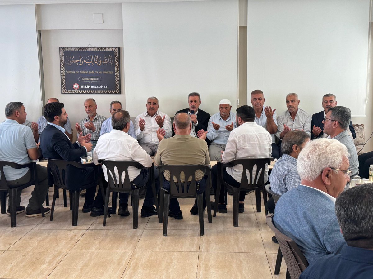 irfancelikaslan's tweet photo. 📍 NİZİP

Milletvekilimiz Sayın Ali Şahin, İlçe Başkanımız Sayın Fatih Altunses ve teşkilat mensuplarımızla birlikte İş İnsanı Sayın Kemal Kılıç’a, vefat eden kıymetli abisi İsmet Kılıç için taziye ziyaretinde bulunduk.

Merhuma Allah’tan rahmet, ailesine ve yakınlarına başsağlığı diliyorum.

@AliSahin501 
@fatihaltunses