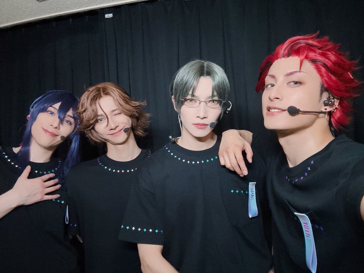 hiroki_kajita's tweet photo. 蓮巳敬人の誕生日なので僕だけの宝物になりそうだった写真を皆んなに開放します！！
🪎💍💎

紅月×MaM 

蓮巳×巴
#あんステ #蓮巳敬人 https://t.co/IqwQMtZjQJ