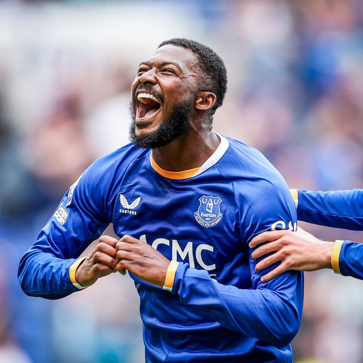 brfootball's tweet photo. Ainsley Maitland-Niles with a last-minute BANGER to deny Man Utd a win. 

Just his second-ever Premier League goal, and on his Everton debut. 

WOW 😱 https://t.co/R7qK8qDLcq