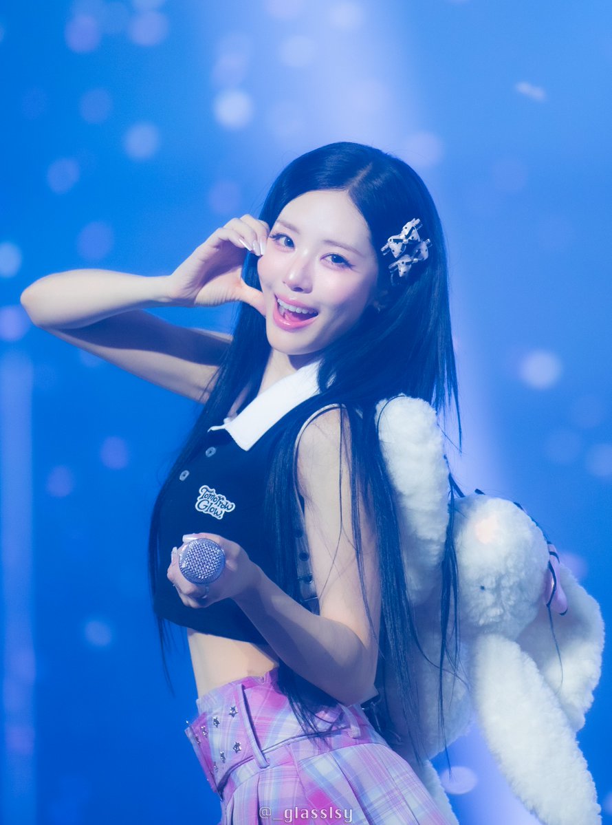 _glasslsy's tweet photo. 260904 TOMORROW GLOW 3일차

너따너따너따너따너 고생했다 지원아

#박지원 #프로미스나인 #fromis_9 https://t.co/w4vdotJAB7