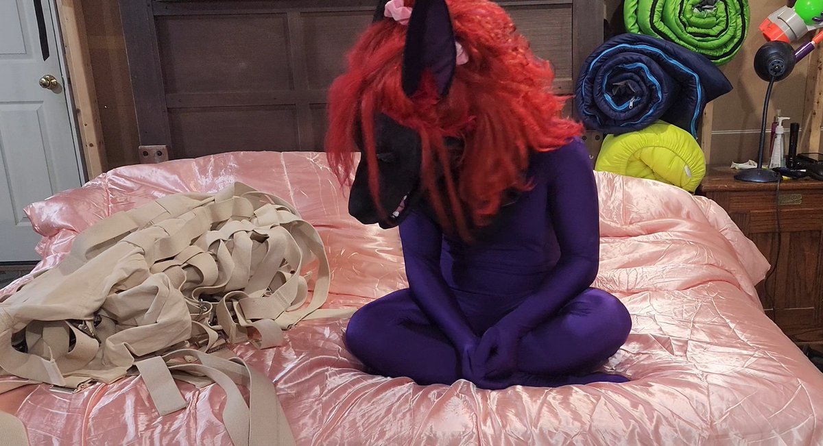 Cierathedragon's tweet photo. What's that? You want me to wear you? Okay then.. 🪢😁😋 Happy #Straitjacketsunday !!!

🧥 #monkeydungeon
🐲+📷 #Ciera

#spandex #fursuit #dragon #redhair #blackdragon #bed #purple #zentai https://t.co/MHWc52r17o