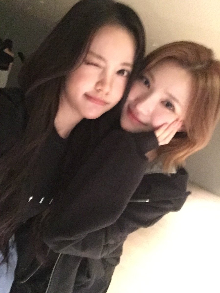 Hearts_Jiwoo's tweet photo. 오늘을기념일로지정합시다 카우즈투샷셀카가온날 https://t.co/OeBtCrfmwI