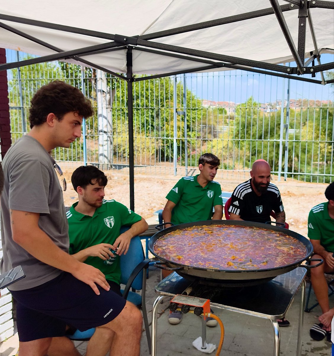 perisocf's tweet photo. PRIMER EQUIPO | 🥘⚽️

No hay mejor manera de pasar un domingo que con una paellita en equipo en La Vicalvarada, tras una victoria en el último amistoso que cierra la pretemporada del equipo.

Gracias al chef Manu y a sus pinches.

Ahora sí, estamos listos.

#TODOALVERDE💚🖤 https://t.co/gC080p6gHu
