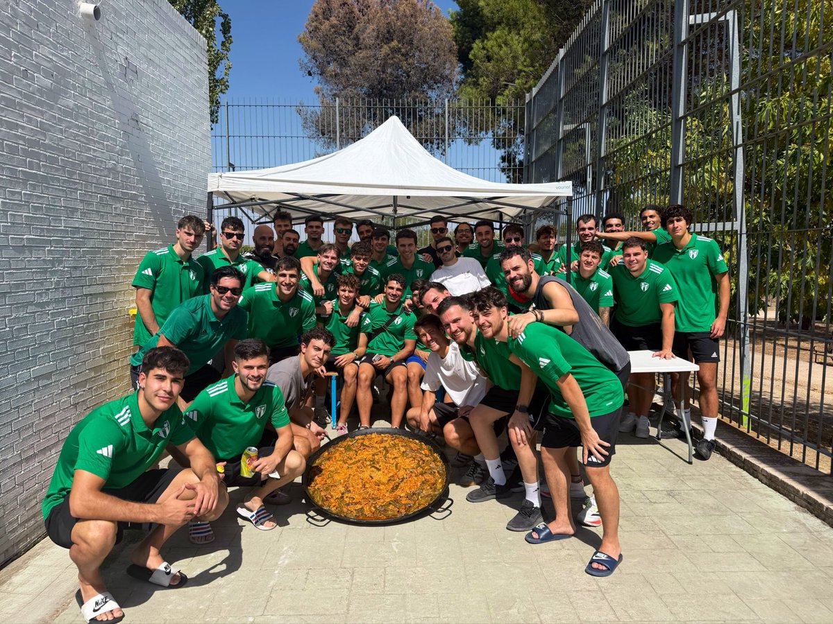 perisocf's tweet photo. PRIMER EQUIPO | 🥘⚽️

No hay mejor manera de pasar un domingo que con una paellita en equipo en La Vicalvarada, tras una victoria en el último amistoso que cierra la pretemporada del equipo.

Gracias al chef Manu y a sus pinches.

Ahora sí, estamos listos.

#TODOALVERDE💚🖤 https://t.co/gC080p6gHu