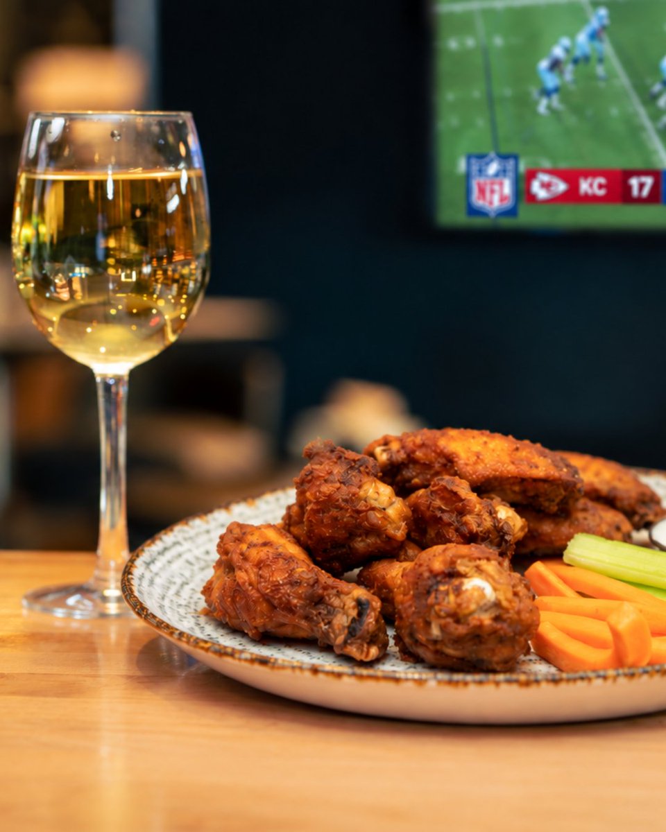 sportsnetgrill's tweet photo. NFL kickoff is this Wednesday at 8:20 PM, and we’re bringing back our ALL-YOU-CAN-EAT WINGS for $29.99 in hot, medium, BBQ, or Gochujang! And because wings deserve a little company, we’ve got game-day drink deals too 👀

https://t.co/wYKkthufDN

#NFL #TorontoSports #TorontoBar https://t.co/o9jtRRW04z