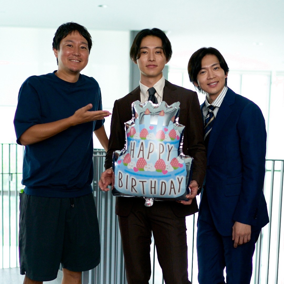 satsujin_movie's tweet photo. °˖✧𝑯𝒂𝒑𝒑𝒚 𝑩𝒊𝒓𝒕𝒉𝒅𝒂𝒚°˖✧

本日は #山﨑賢人 さんのお誕���日
おめでとうございます🎉

昨年、本作の撮影現場でお誕生日を祝った際の #松下洸平 さん＆ #金井紘 監督とのオフショットをお届け📸
Instagramでは別カットを公開！

#映画殺人の門 𝟐𝟎𝟐𝟕.𝟐.𝟏𝟗 公開 https://t.co/vP5KCJq9BB
