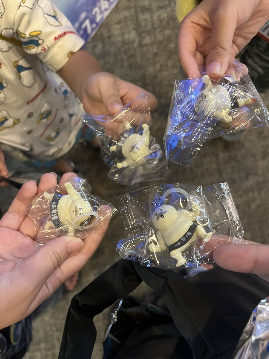 HALOPEKO's tweet photo. 今日朝一で #ちいかわ映画 観ようと最寄りの映画館に行ったら特典なくて
調べたら近隣の映画館軒並み枯れてて
行ったことない地域の映画館に電話したら今日中に観られる方の分はありますと言われ子供3人連れていった🚗
雨で大渋滞でうさぎソロラップの頃着いた😓
でも特典は貰えたよ  これなんだけど⬇️ https://t.co/Wm9R4aiHRe
