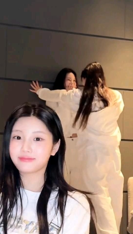 flahyjs's tweet photo. 뭐임?워니리뷰하는틱톡커같음 https://t.co/yDrchAzeOt