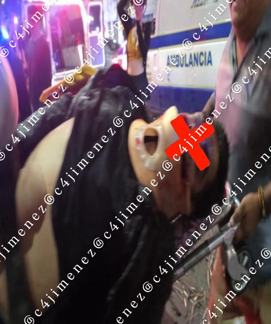 c4jimenez's tweet photo. TIROTEAN a PAREJA SALIENDO del VELORIO del CHILQUIL de LA UNIÓN
Sicarios en moto balearon la camioneta en la q iban Gerardo Hdz y una mujer aún no identificada.
Salían de una funeraria en La San Rafael donde velaban al Chilaquil, asesinado en Peralvillo.
Ella murió, aunq no recibió ningún tiro.
A él se lo llevaron grave.
Es la guerra entre La U y la AntiU.
@SSC_CDMX y @FiscaliaCDMX indagan.