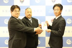 maxwell_BTC999's tweet photo. @chunichi_denhen 岐阜ケーキ屋さん「さんらいず」5人死傷の放火殺人事件

65歳と66歳の集まりなのに1人だけ年齢が違う男(死亡)が犯行の疑いで現在家宅捜索中。

犯人は葬儀屋社長の林寛至(70)。

権力者でありデヴィ夫人とは長年の友人関係。

刺殺して放火とかとんでもない凶悪犯罪だぞ。
https://t.co/oj4df3kE2E https://t.co/A9veR2SpCp