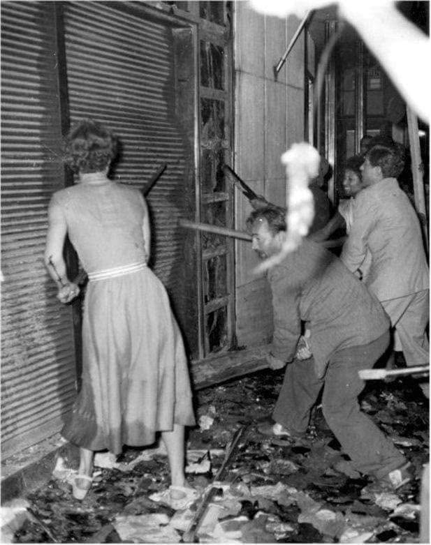 leventbasturk26's tweet photo. 6 Eylül 1955 günü saat 13:00’da Devlet Radyosu, Selanik’te Atatürk’ün doğduğu eve bombalı saldırı düzenlendiğini duyurdu. Haber, İstanbul Ekspres gazetesinin olağan baskısının ardından çıkardığı özel baskıyla hızla bütün İstanbul’a yayıldı. Böylece, önceden hazırlanmış olduğu anlaşılan büyük saldırı dalgasını başlatacak kıvılcım çakılmış oldu.

Haberin kamuoyunda yarattığı infial üzerine Kıbrıs Türktür Cemiyeti’nin çağrısıyla Taksim Meydanı’nda bir protesto mitingi düzenlendi. Mitingin ardından bazı gruplar gayrimüslimlere ait dükkânların camlarını taşlamaya başladı. Kısa süre içinde sistemli bir yağma ve tahrip hareketine dönüşen saldırılar, rastgele toplanmış bir kalabalıktan çok organize birlikler tarafından gerçekleştiriliyordu.

Bu birlikler kabaca kışkırtıcılar, grupları yönlendiren önderler ve doğrudan tahribatı gerçekleştirenler olmak üzere üçe ayrılmıştı. İnsanları evlerine ve araçlarına Türk bayrağı asmaya, Kıbrıs Türktür Cemiyeti’nin rozetlerini takmaya zorluyorlardı. Saldırganların ellerinde muhtarlıklardan alındığı ileri sürülen adres listeleri bulunuyor ve farklı bölgelerde aynı tür tahrip araçları kullanılıyordu. Olayların İstanbul, İzmir ve Ankara’da hemen hemen aynı saatlerde başlaması da saldırıların örgütlü niteliğini ortaya koyuyordu.

Saldırılar sürerken güvenlik güçlerinin büyük ölçüde seyirci kalması dikkat çekti. Başlangıçta Rum azınlığı hedef alan şiddet, kısa sürede Ermeni ve Yahudilere de yöneldi. Bazı gayrimüslimler, işyerlerini koruyabilmek için tabelalarını Müslümanlara ait dükkânların tabelalarıyla değiştirmeye çalıştı. Ancak giderek kontrolden çıkan kalabalık, kimi zaman Türklerin işyerlerini de hedef aldı.

Bir muayenehanenin kapısındaki “Doçent Dr.” ibaresini Rumca bir isim sanan saldırganlar, içerideki her şeyi tahrip etti. Bazı Türkler ise dükkânlarının önünde Kur’an okuyarak Müslüman olduklarını kanıtlamaya ve işyerlerini yağmadan kurtarmaya çalıştı. CHP Genel Sekreteri Kasım Gülek’in elektrikli ev aletleri satan dükkânı da saldırılardan payını aldı. Göstericileri harekete geçiren şey, dükkânda asılı bulunan “Hoover” tabelasıydı. Fotoğrafçı Garbis Özatay’ın aktardığına göre Harbiye’deki “Yorgancı Ali” tabelasını “Yorgo” şeklinde okuyan bir grup da dükkânı tahrip etmişti. Bir süre sonra saldırganları yönlendiren temel dürtü, hedeflerin kimliğinden bağımsız bir yağma ve yıkım histerisine dönüşmüştü.

Komşularını, meslektaşlarını veya kiracılarını ihbar eden ve saldırganlara yardım eden Türkler bulunduğu gibi, Rum, Ermeni ve Yahudi komşularını korumak için büyük cesaret gösterenler de vardı. İstanbul’dan vapurla Burgazada’yı yağmalamaya gelen kalabalığın karşısına dikilen bir komiser, “İlk çıkanları vururum, dönün ulan!” diye bağırarak saldırganların adaya inmesini engelledi. Böylece Burgazada büyük bir tahribattan kurtuldu. Adadaki bazı Türkler de gayrimüslim komşularının ev ve işyerlerini korumak için nöbet tuttu. Büyükada’da ise taraftarlar, Fenerbahçeli futbolcu Lefter Küçükandonyadis’in evinin zarar görmemesi için yoğun çaba harcadı.

İstanbul’daki saldırılar özellikle gayrimüslim nüfusun yoğun olduğu Beyoğlu, Şişli, Kumkapı ve Sarıyer gibi semtlerde gerçekleşti. İzmir’de Yunanistan’ın Enternasyonal Fuarı’ndaki pavyonu ateşe verildi; bazı NATO subaylarının evleri tahrip edildi. Ankara’da, Ankara Üniversitesi Hukuk Fakültesi’nde toplanan bir grup öğrenci Kurtuluş’tan Kızılay’a yürümek istedi; ancak olaylar büyük ölçüde protesto gösterileriyle sınırlı kaldı. İskenderun’da da bir kilise tahrip edildi.

Dönemin basını başlangıçta yaşananları millî bir tepki ve gurur vesilesi olarak sundu. Fakat yağmanın ve tahribatın boyutları ortaya çıkınca söylem hızla değişti. İktidarın yönlendirmesiyle hareket eden gazeteler, bu defa olayların sorumluluğunu “komünistlere” yüklemeye başladı. Böylece önce kışkırtılan ve meşrulaştırılan saldırılar, kamuoyundaki tepki büyüyünce bambaşka bir kesimin üzerine yıkılmaya çalışıldı.