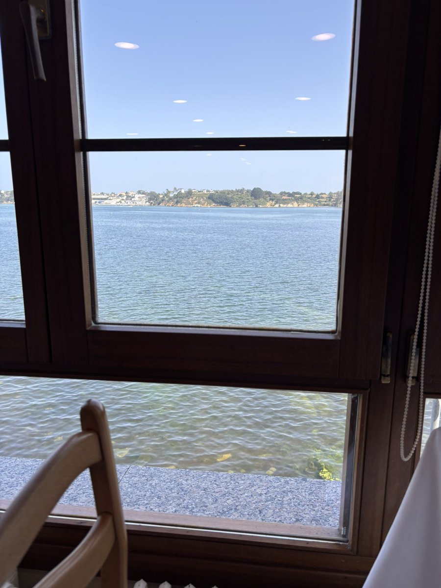 salsadechiles's tweet photo. Otro fijo del Occidente asturiano: Casa Vicente. En Castropol. Colgado sobre la ría del Eo, buena cocina, excelentes mariscos y pescados, servicio amable que atiende con eficacia un comedor abarrotado. Salpicón de bogavante, andaricas, mero a la bilbaína. https://t.co/2EGO3Q9LZc