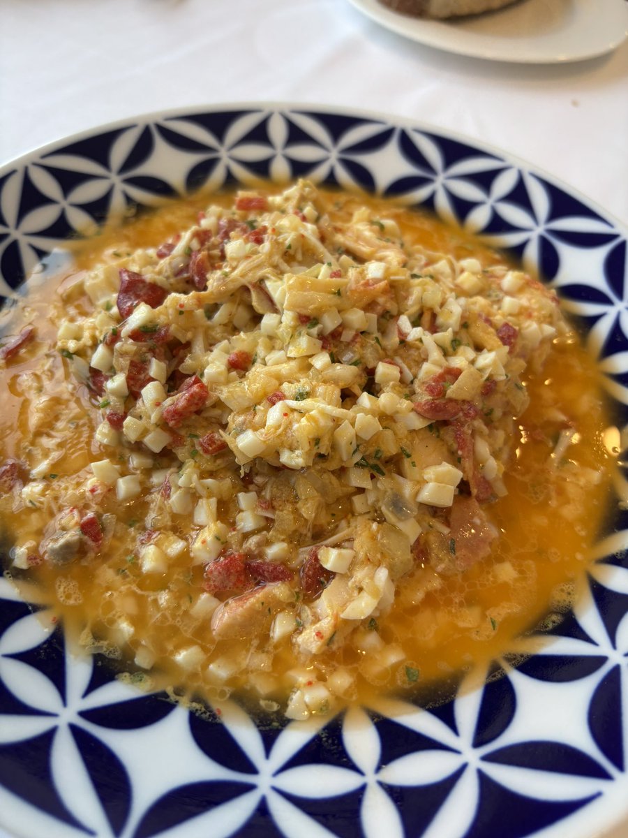 salsadechiles's tweet photo. Otro fijo del Occidente asturiano: Casa Vicente. En Castropol. Colgado sobre la ría del Eo, buena cocina, excelentes mariscos y pescados, servicio amable que atiende con eficacia un comedor abarrotado. Salpicón de bogavante, andaricas, mero a la bilbaína. https://t.co/2EGO3Q9LZc