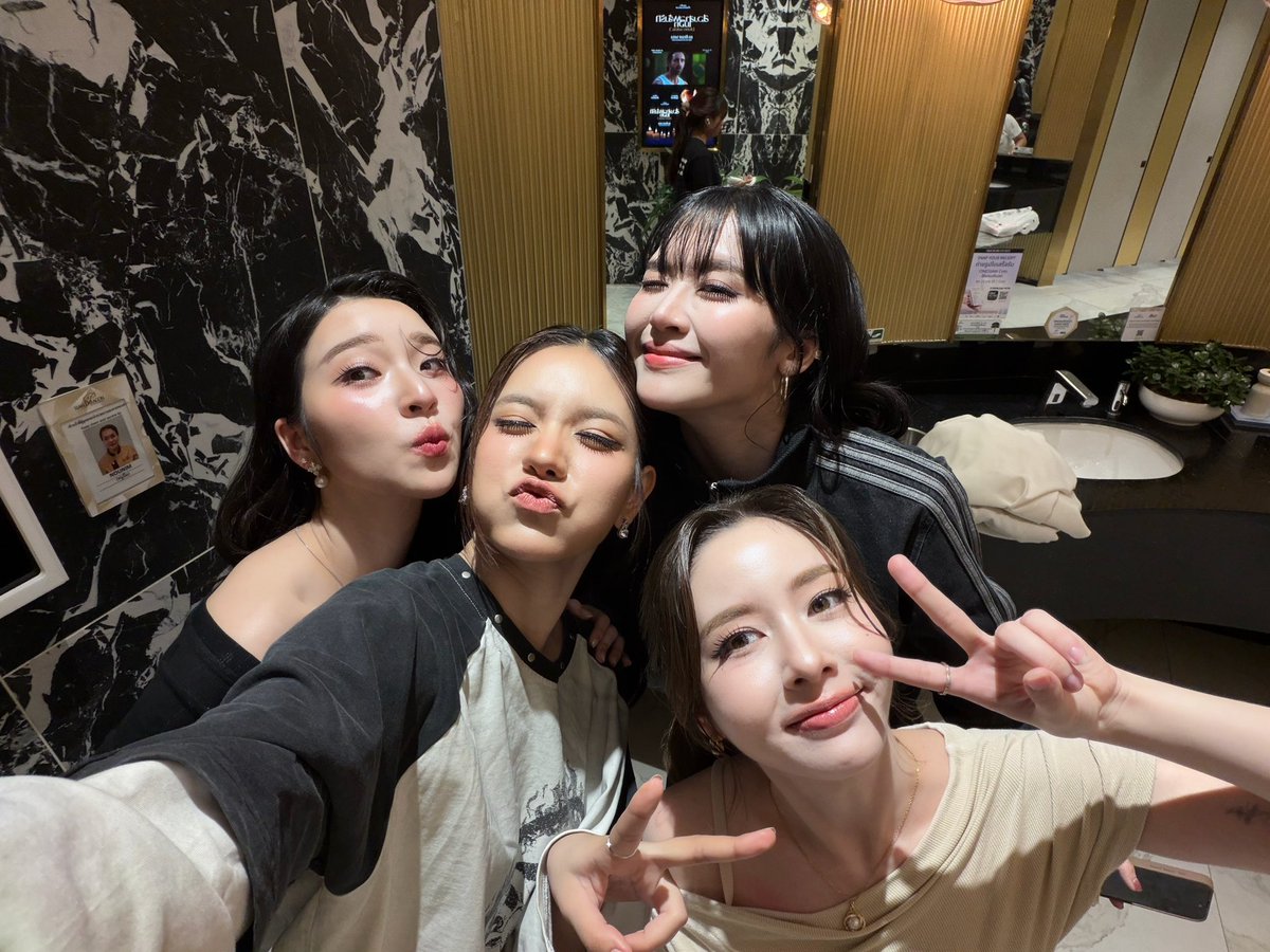 miephat's tweet photo. วันนี้แฮปปี้เย้อเยยย ขอบคุณทางแพรวที่เชิญ4สาวมาร่วมงานวันนี้นะคะ และขอบคุณทุกคนที่มาหากันโด้ย ไว้เจอกันอีกนะคั้บ 🤎

MAMC PRAEW CHARITY PARAGON
#SiamParagonxPraewxMAMC https://t.co/YZkQ3CHcY0