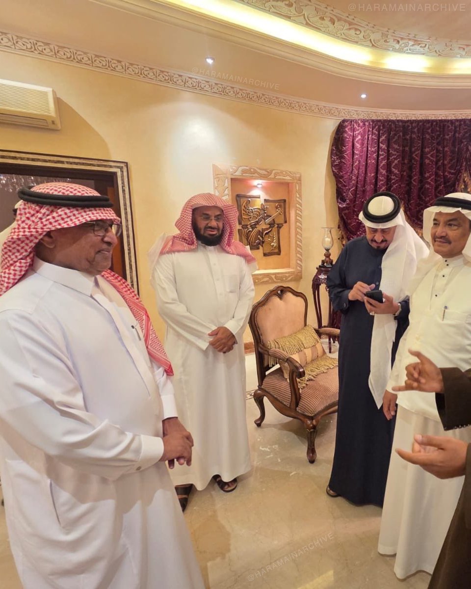 b_vg80's tweet photo. صورة تذكارية من منزل معالي د. بكري عساس، مدير جامعة أم القرى الأسبق، بحضور الشيخ فايد محمد الأمين، والشيخ د. سعود الشريم، وابنه إبراهيم، ومعالي د. محمد صالح بنتن. https://t.co/vS2d5MGgG1