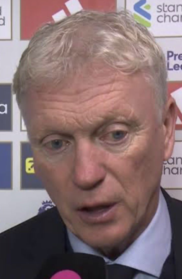 ChinoUTD's tweet photo. 🚨 David Moyes on Everton’s mentality in the 2-2 draw against Manchester United:

🗣️ Moyes: “The thing I enjoyed most was actually what happened after we went 2-1 down.

Sometimes you concede a late goal and you can see the players accept what’s happening. Heads go down, somebody starts forcing passes and suddenly the game disappears from you.

I didn’t see that from us.

If anything, going behind seemed to annoy them.

We pushed the line higher. We chased everything. Every time United cleared the ball, somebody wanted to put it straight back into their box. The players weren’t interested in accepting 2-1.

And then Ainsley [Maitland Niles] gets the ball where he gets it.

I’m standing there thinking, ‘Keep it alive. Put it back into the box.’

He obviously had a slightly better idea.

That’s an unbelievable strike. Ninety-sixth minute, your team needs a goal and you produce that. You can’t ask for much more.

But that’s why I enjoyed the goal so much. It wasn’t something that appeared from nowhere. We’d spent those final minutes behaving like a team that genuinely believed another chance was coming.

Ainsley [Maitland-Niles] just made sure we didn’t need another one.

That’s the mentality I want here. If there’s still time on the clock, there’s still something in the game for Everton.”