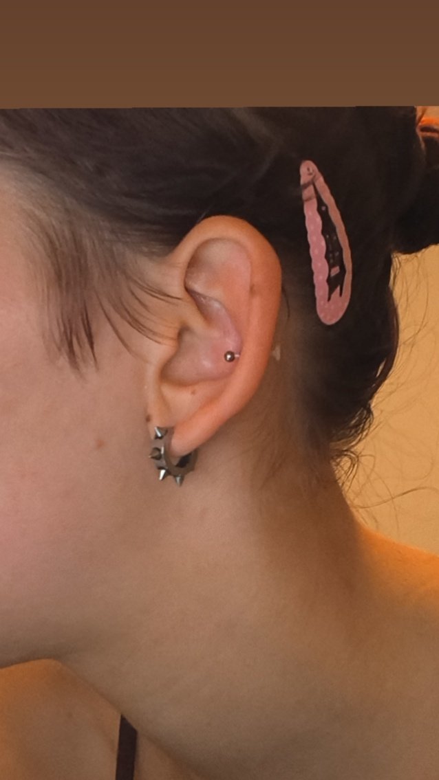 _Gay_elmo's tweet photo. Did they fuck Up my conch? or is my ear just crooked? https://t.co/lEmvy8qwIt