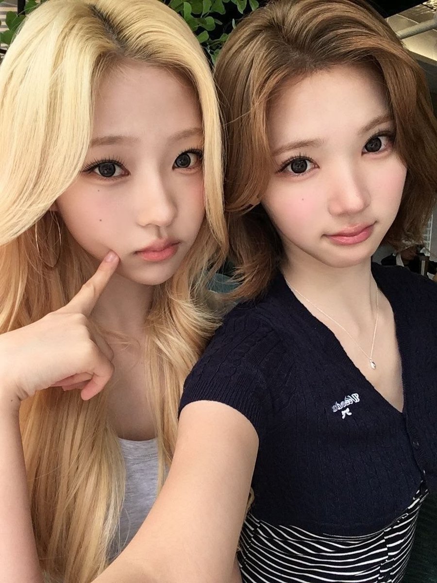 vkraa8's tweet photo. 스타즈 셀카 보고 별따러가자
포즈 똑같은것도 완전 ㄱㅇㅇ ㅜㅜㅜ https://t.co/WWoEETOwAx