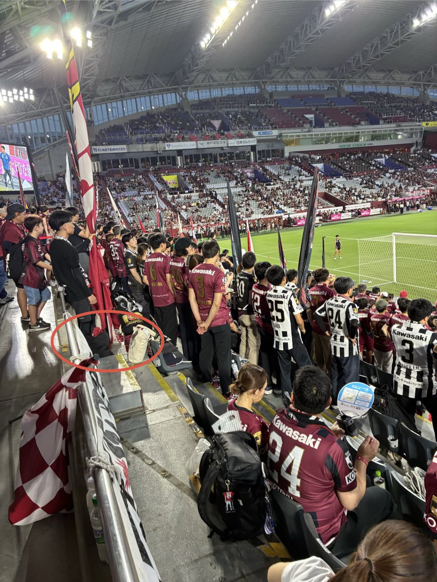 barchat_13's tweet photo. @visselkobe ＞・中旗：中旗の利用可能エリアを南スタンド4列目以降の自席内に制限

応援統制団体の人は赤で囲った空間で中旗を振っておられますが、ここは「自席」なのでしょうか？私もここで旗を振ってもいいのですか？
応援統制団体の人は特別扱いなのでしょうか？ルール違反は見ていて気持ちよくありませんよ。 https://t.co/TI1jh2wVtf