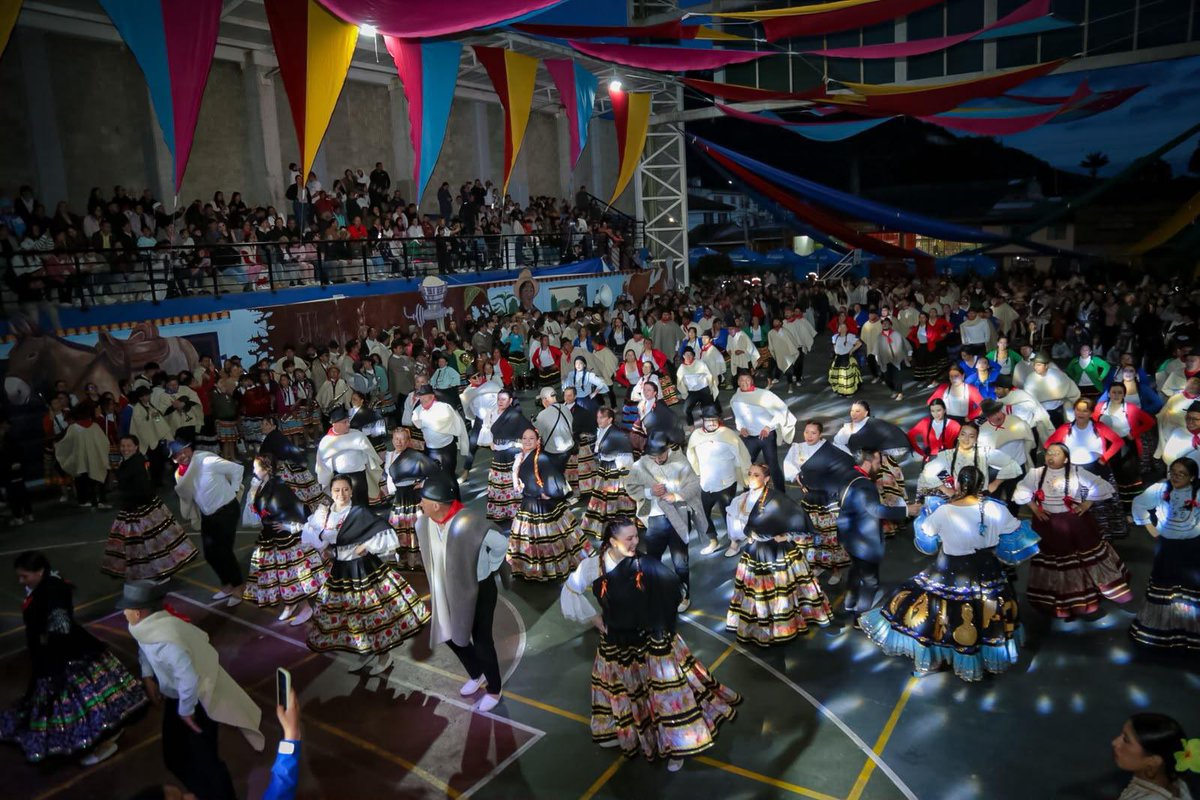 IDECUTCundi's tweet photo. 5/5 Estar cerca también es escuchar, acompañar y reconocer a quienes mantienen viva nuestra cultura.
Desde el IDECUT seguimos recorriendo Cundinamarca, trabajando junto a artistas, gestores y comunidades para que la cultura sea encuentro, identidad y transformación. https://t.co/OYK3ppmwDV
