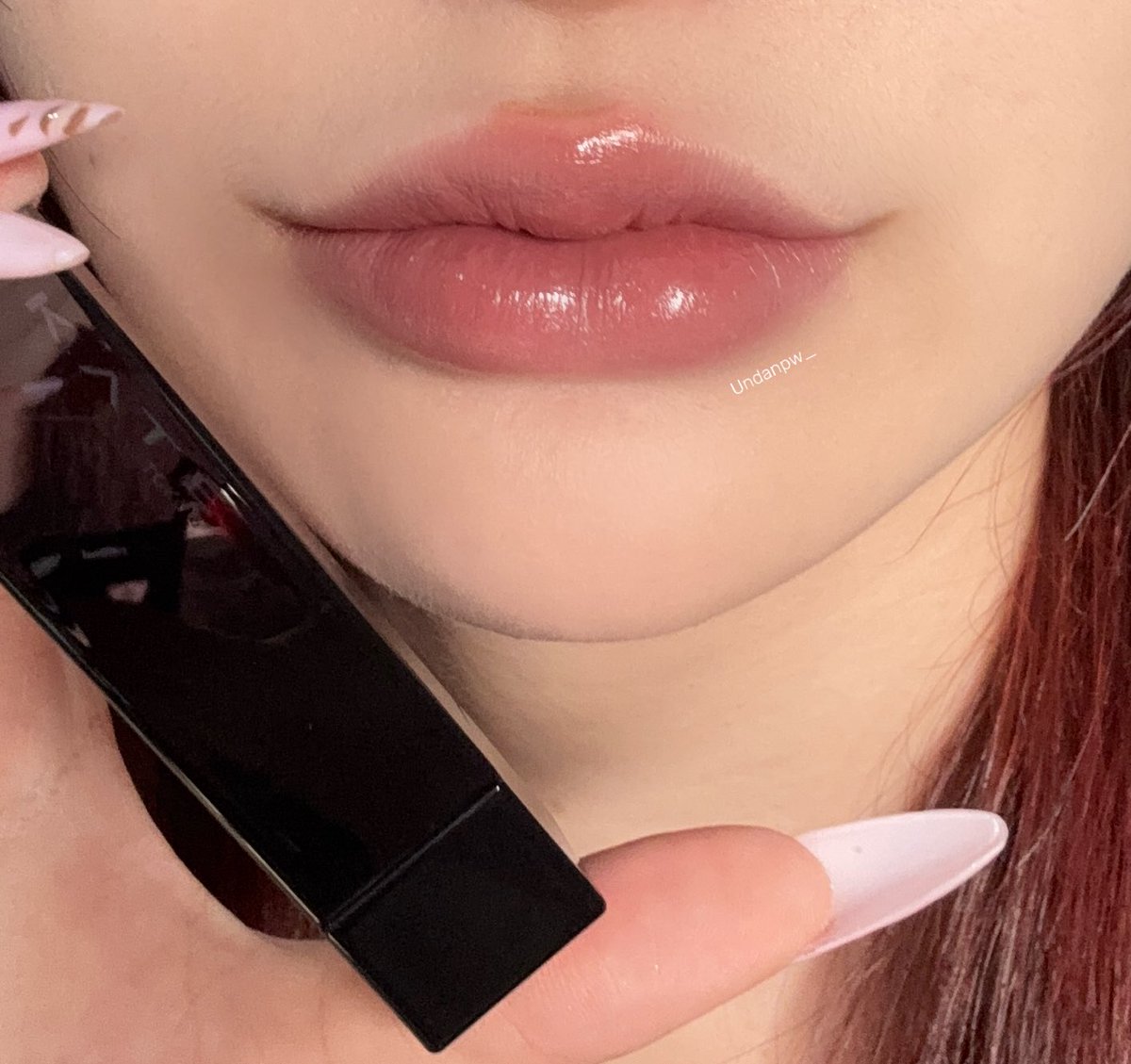 undanpw_'s tweet photo. เคยเห็นลิป KATE LIP MONSTER ผ่านตาอยู่บ่อยๆ แต่ไม่เคยลอง จนวันนี้เปิดใจคือเลิฟมาก สีสวย มีแต่คำว่าถูกต้องไปหมด ฉ่ำวาว สีชัด ติดทน เบอร์05 Dark fig ทาแล้วเป็นโทน Neutral ที่ติดส้มนิดนึง ก่ำๆสวย ทาบางๆก็จะละมุน แต่ทาย้ำๆก็จะได้ลุคเริ่ดๆ #KATELIPMONSTER #ลิปKATE #ลิปติดทน #kate https://t.co/Zk1NmppBCP