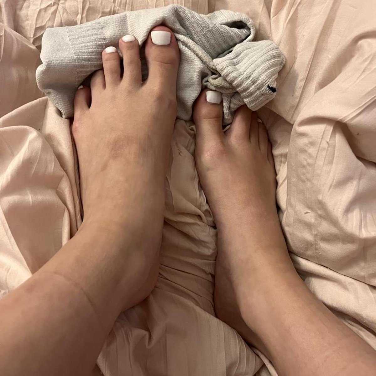 Depopia1's tweet photo. sweaty white nike socks 

julim_952 https://t.co/ligXjObHMX