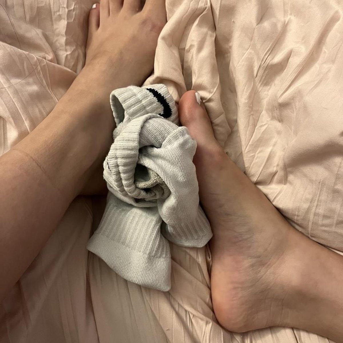 Depopia1's tweet photo. sweaty white nike socks 

julim_952 https://t.co/ligXjObHMX