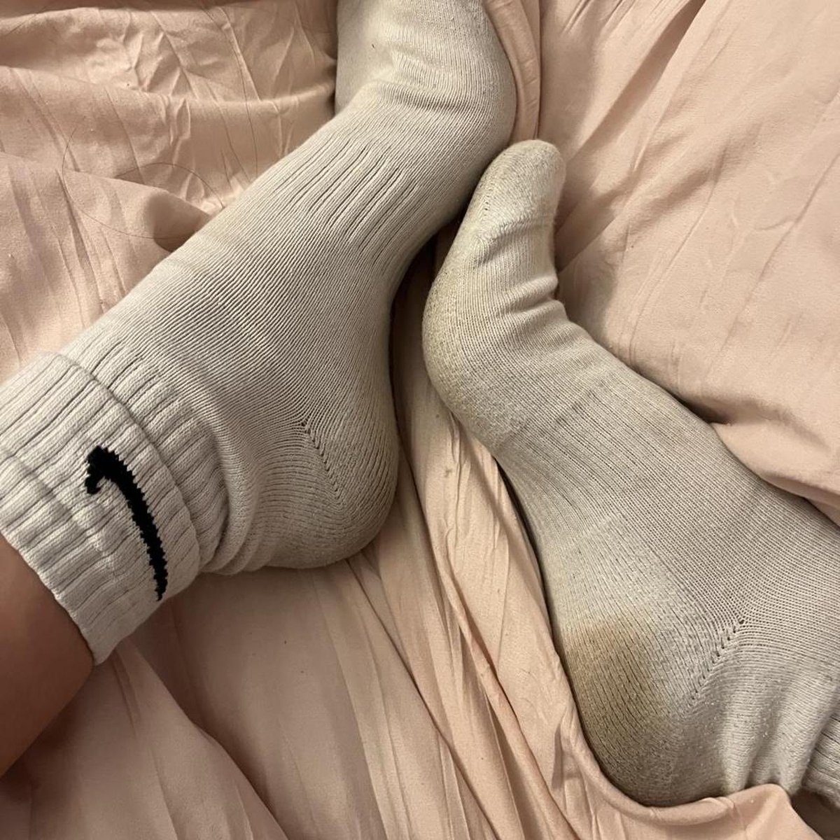 Depopia1's tweet photo. sweaty white nike socks 

julim_952 https://t.co/ligXjObHMX