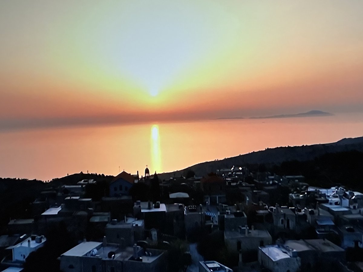 GCoucounis's tweet photo. Καλό βράδυ. Χρυσές αντανακλάσεις και απόλυτη γαλήνη. 🌅🌊 #SunsetLovers #PeacefulMoments #ViewFromAbove https://t.co/xNx2viXhVC