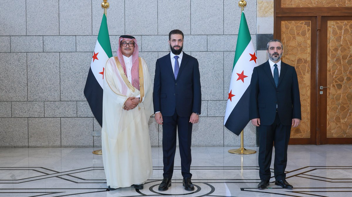SyPresidency's tweet photo. تقبّل السيد الرئيس أحمد الشرع اليوم أوراق اعتماد سبعة سفراء لدى الجمهورية العربية السورية، خلال مراسم رسمية أُقيمت في قصر الشعب بدمشق، بحضور وزير الخارجية والمغتربين أسعد الشيباني.

وشملت أوراق الاعتماد سفير المملكة العربية السعودية غازي العنزي، وسفير الفاتيكان "القاصد الرسولي" المطران لويجي روبرتو كونا، وسفير الاتحاد الأوروبي ميخائيل أونماخت، وسفير جمهورية البرازيل الاتحادية إدواردو باربوزا، وسفير جمهورية اليونان إيمانويل كاكافيلاكيس، وسفيرة مملكة السويد جيسيكا سفاردستروم، وسفير مملكة الدنمارك فراي جاكسون.

ورحّب السيد الرئيس بالسفراء، متمنيًا لهم التوفيق في أداء مهامهم، والإسهام في تعزيز علاقات التعاون مع الدول والجهات التي يمثلونها.

#رئاسة_الجمهورية_العربية_السورية
