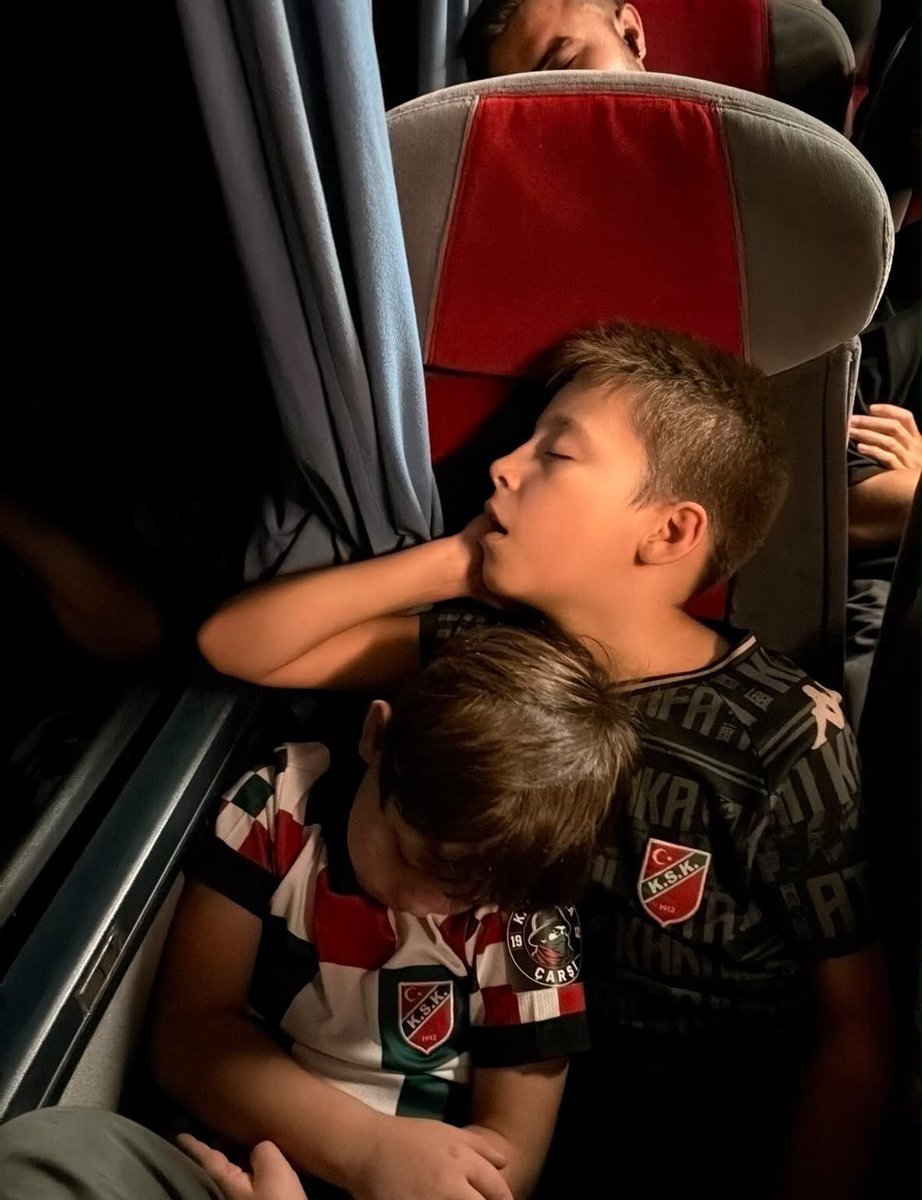 ultras_clips's tweet photo. 🇹🇷🚌 These young Karşıyaka fans took on a 587 km, 7-hour journey to support their club in a Turkish 4th division match against Etimesgut. 👏

Proof that true devotion isn’t defined by the league tier—it’s passed down to the next generation! 💚❤️ https://t.co/wkQ4mlIaK9