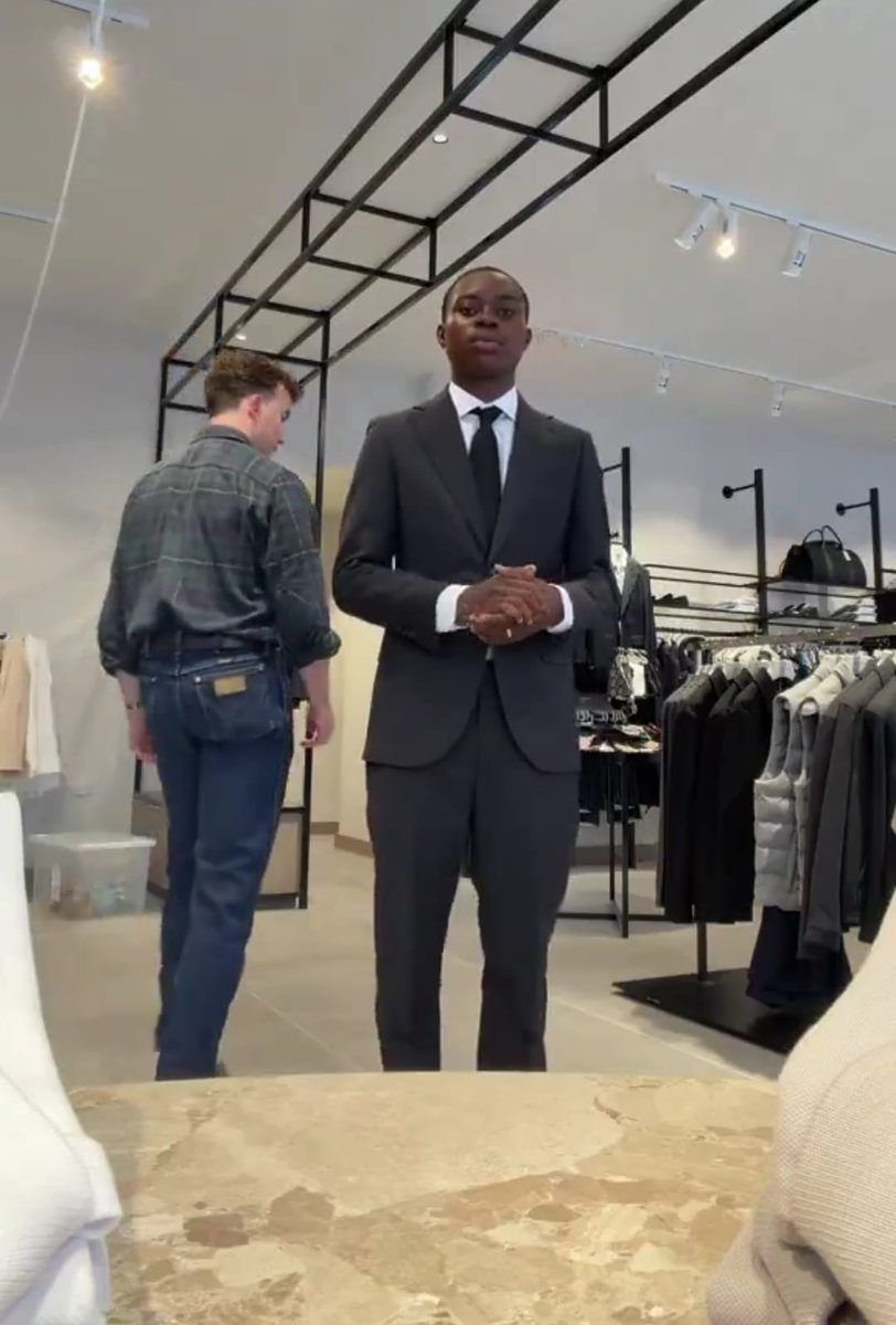 TheDamiForeign's tweet photo. Since peller enter UK, na suit e just Dey wear upandan😂 https://t.co/QZQuY68S3F