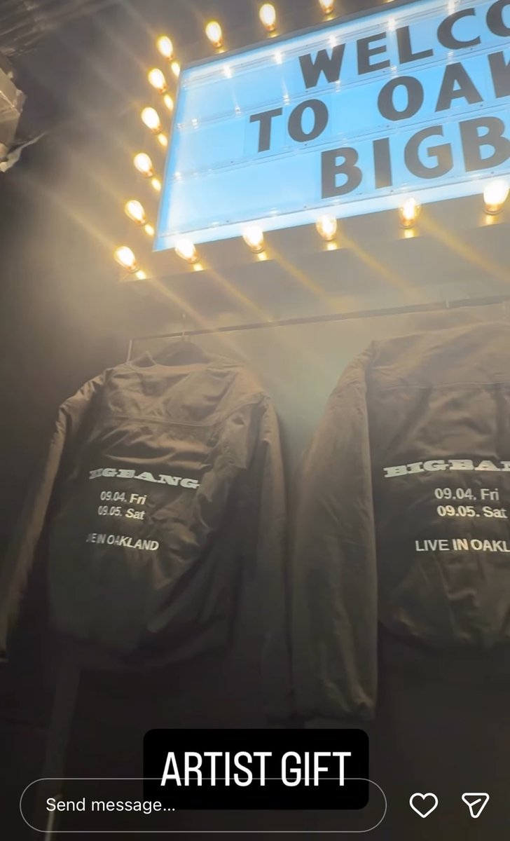 vl8bb's tweet photo. “We work hard to give every artist who come to our property a little something to remember Oakland by. ❤️ I’ve always hoped that one day an artist would bring the gift we gave on stage and tonight, it finally happened! 🥹✨” 

| Oakland Coliseum Marketer https://t.co/ovYuvzav0p