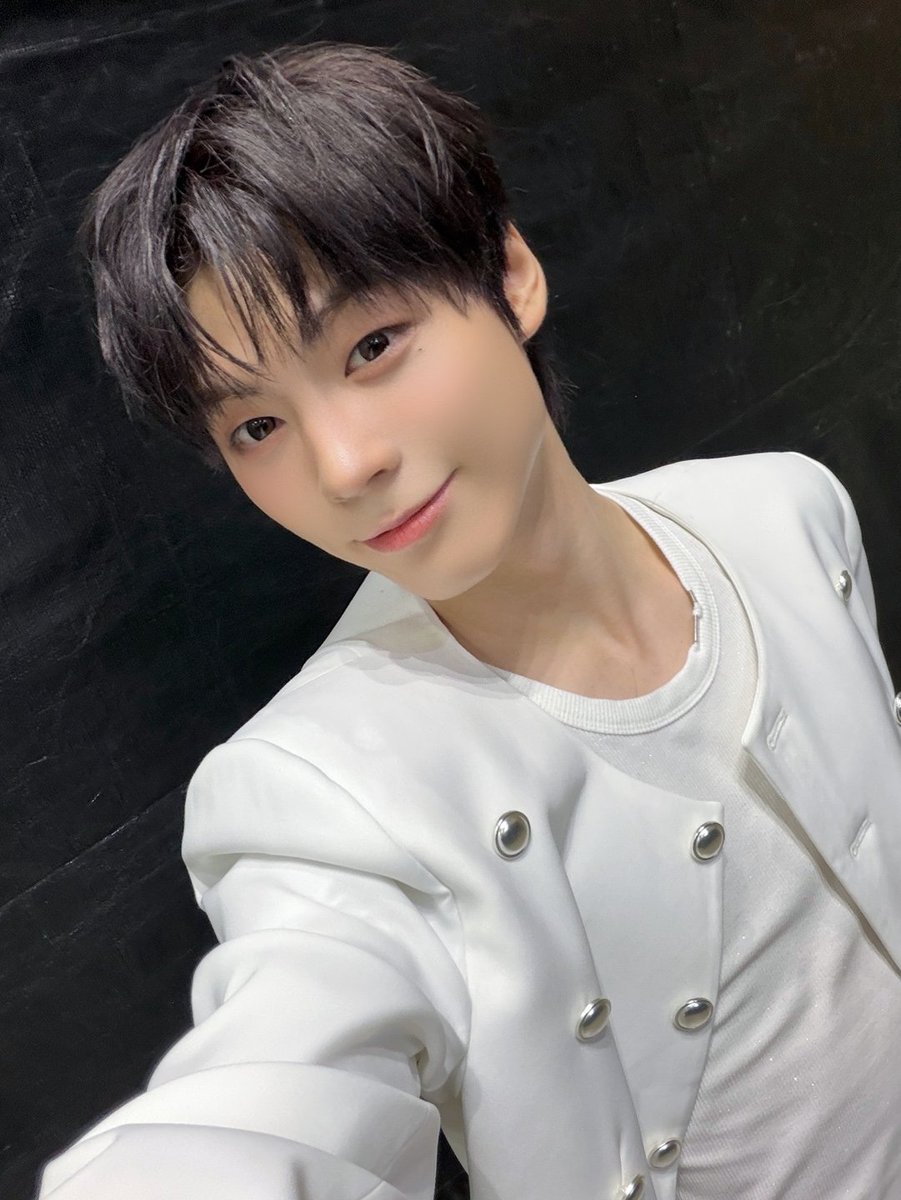 POW_grid's tweet photo. [#HONG]
파워💕💕💕💕💕 이번 SKA 시상식 정말 열심히 준비한 무대라서 파워들이 좋아해 주셨으면 좋겠고 무엇보다 같이 재밌게 즐겨주셨으면 좋겠다고 생각했는데요. 생각했던 것보다 더 신나게 즐겨주시고 응원 소리도 정말 크게 들려서 무대하는 내내 너무 행복했어요🥹 
그리고 또! 저희가 상을 받았습니다🏆
사실 정말 상을 받을 거라고는 생각하지 못해서 이름이 불렸을 때 멤버들끼리도 깜짝 놀랐어요 그 순간 파워 생각이 제일 먼저 났던 것 같아요. 저희가 열심히 달려올 수 있었던 것도 오늘 이렇게 소중한 상을 받을 수 있었던 것도 항상 옆에서 응원해 주는 파워 덕분이라고 생각해요 첫 시상식에서 좋은 추억을 만들어주셔서 정말 고마워요💕
오늘 받은 상이 단순히 하나의 상이라기보다 앞으로 더 열심히 해야겠다는 마음을 갖게 해준 것 같아요 앞으로도 파워들이 POW 좋아하길 잘했다고 생각할 수 있도록 더 좋은 음악과 무대 보여드릴게요
오늘 함께해 주셔서 너무 고맙고 앞으로도 저희랑 재미있는 추억 많이 만들어가요! 사랑해요💕💕
#POW #파우 #홍 #Flavor #플레이버