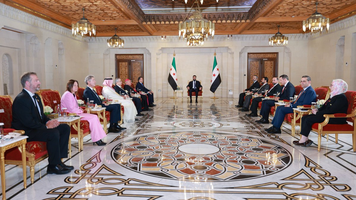 SyPresidency's tweet photo. تقبّل السيد الرئيس أحمد الشرع اليوم أوراق اعتماد سبعة سفراء لدى الجمهورية العربية السورية، خلال مراسم رسمية أُقيمت في قصر الشعب بدمشق، بحضور وزير الخارجية والمغتربين أسعد الشيباني.

وشملت أوراق الاعتماد سفير المملكة العربية السعودية غازي العنزي، وسفير الفاتيكان "القاصد الرسولي" المطران لويجي روبرتو كونا، وسفير الاتحاد الأوروبي ميخائيل أونماخت، وسفير جمهورية البرازيل الاتحادية إدواردو باربوزا، وسفير جمهورية اليونان إيمانويل كاكافيلاكيس، وسفيرة مملكة السويد جيسيكا سفاردستروم، وسفير مملكة الدنمارك فراي جاكسون.

ورحّب السيد الرئيس بالسفراء، متمنيًا لهم التوفيق في أداء مهامهم، والإسهام في تعزيز علاقات التعاون مع الدول والجهات التي يمثلونها.

#رئاسة_الجمهورية_العربية_السورية