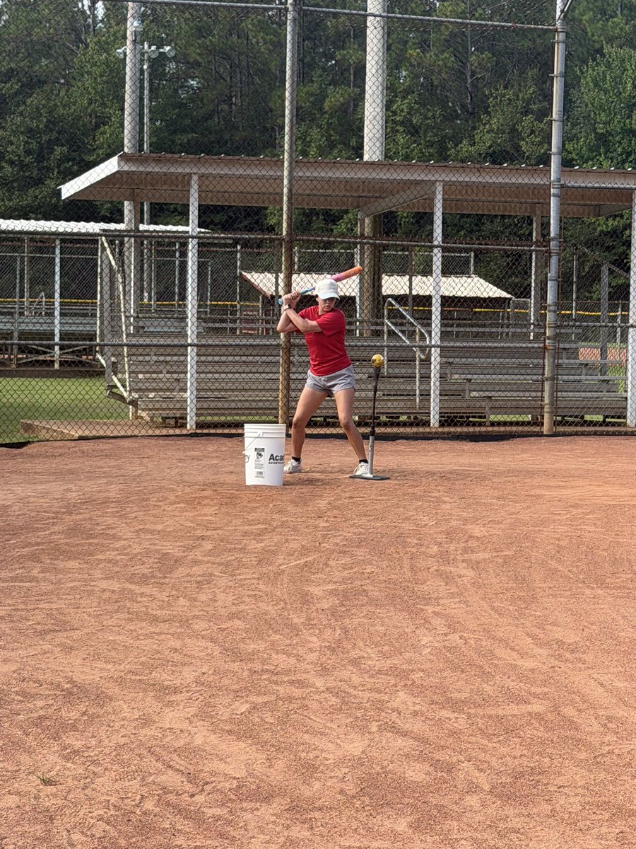 EllaB2029's tweet photo. Early Saturday morning practice preparing and can’t wait for the upcoming season ❤️🥎 @tnmojo2011 https://t.co/x6am3FsQSC