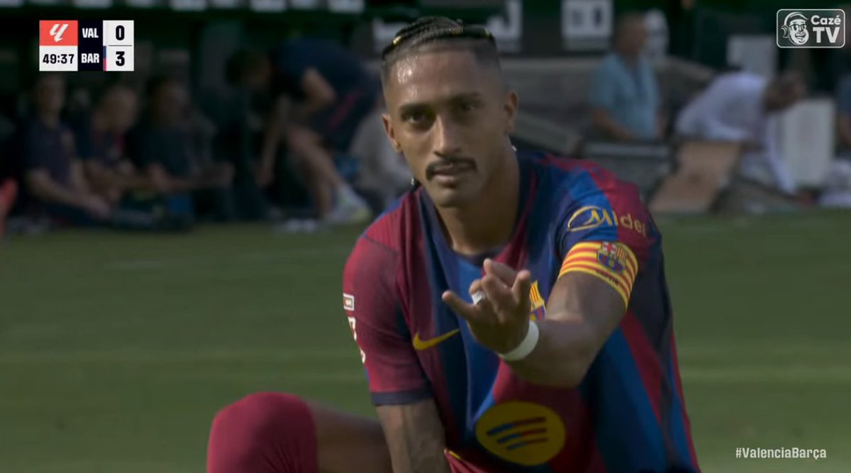 CentralDoBrega's tweet photo. Ok, o início de temporada do Raphinha é ASSUSTADOR pra caralho.

- 4 jogos
- 7 GOLS
- 1 assistência

Artilheiro da La Liga com 7 gols em 4 jogos. 

QUE PORRA É ESSA. https://t.co/cWf2hGxVrh