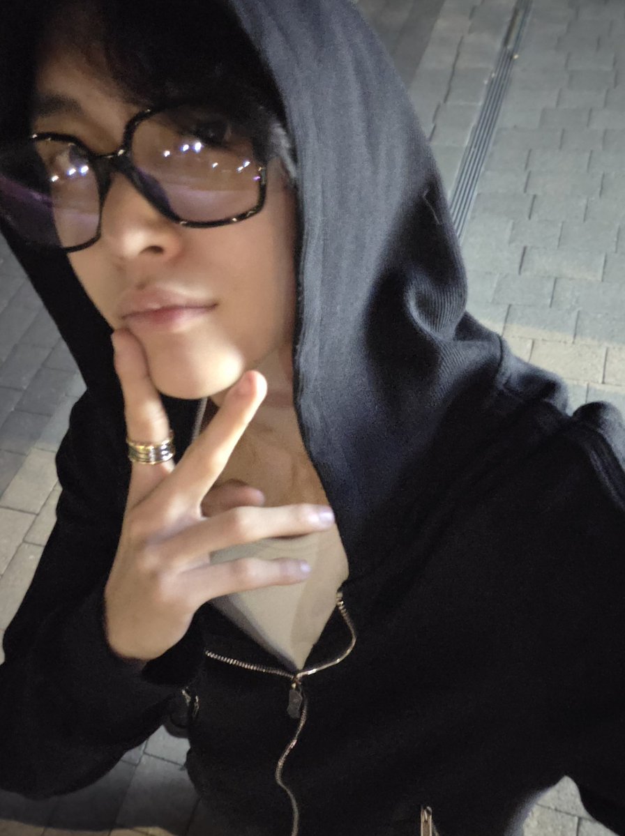 riizetalk's tweet photo. 🎸💭 • 260907
[12:32 AM KST] 

knocking off work https://t.co/QqGitTtZNz