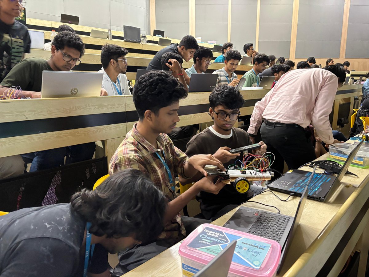 RoboVITics_HQ's tweet photo. Day 2 done and dusted!

Strong sessions, great energy, and plenty of hands-on learning!

#Robovitics #gravitas #workshop #vit #handsonrobotics https://t.co/S287Q0HXz3