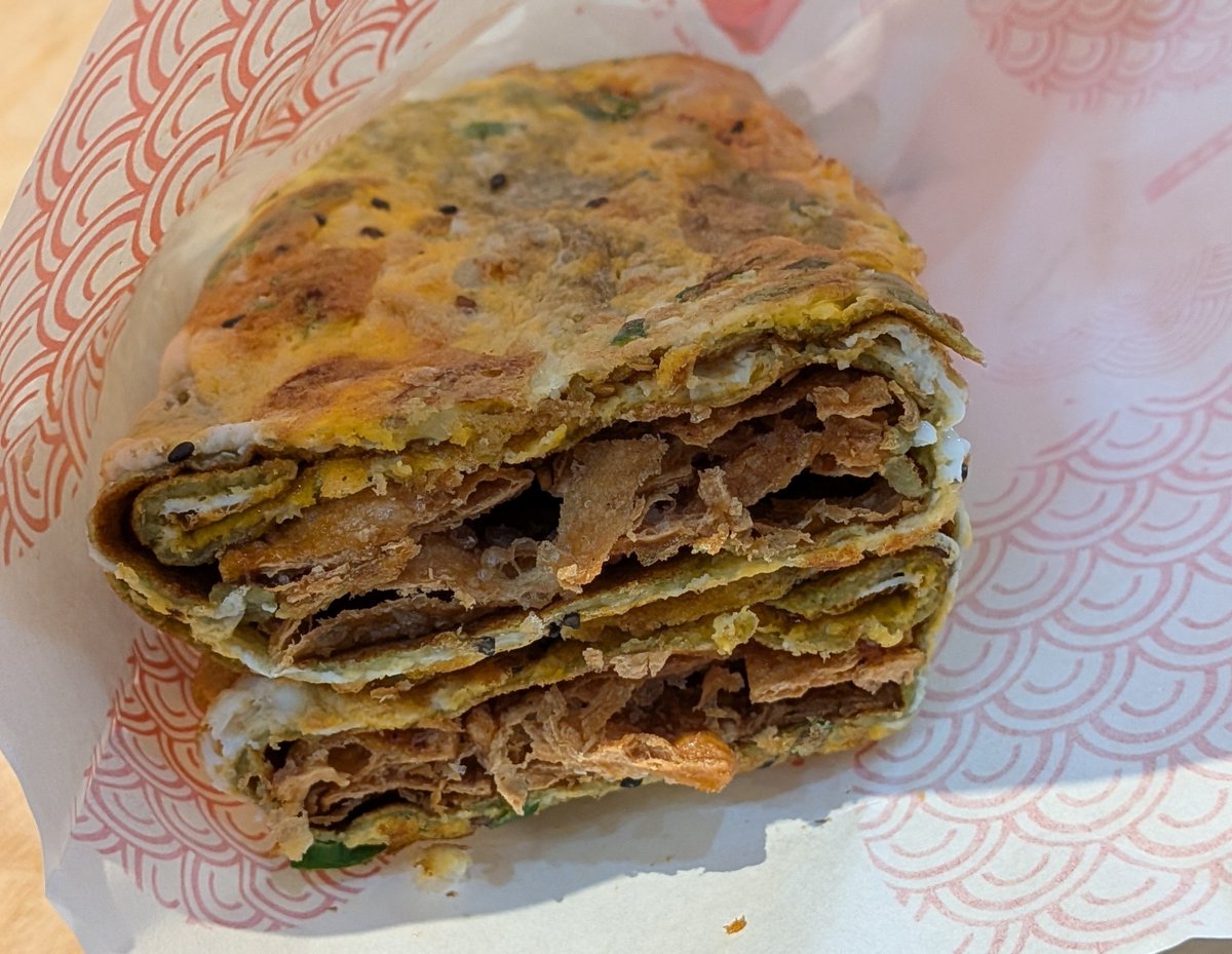 sakkooo02's tweet photo. ●洪記煎餅果子
遅めの朝御飯検索したら、グーグルで高評価なので行ってみた。
薄く焼いた生地が層になっててサクサク、パリパリ、もっちりといろんな食感で美味しい！
店内は綺麗で空調もきいてます
#高雄 https://t.co/w1GQgM5eUu