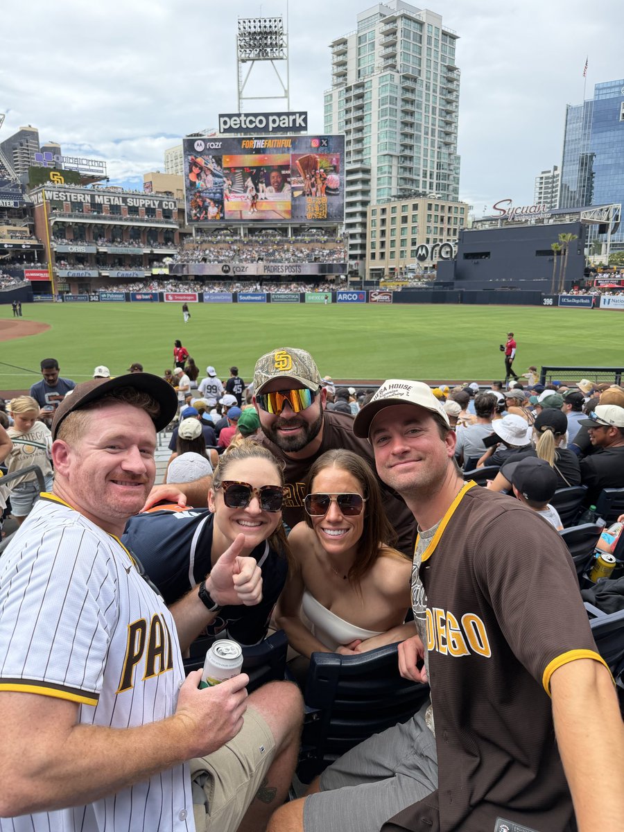 charlesmhopper's tweet photo. The full crew! Kimmy, Griff, Dani, and then Nick with the cameo. Back to back to back. Keep it going #ForTheFaithful https://t.co/1VzXFUakG5