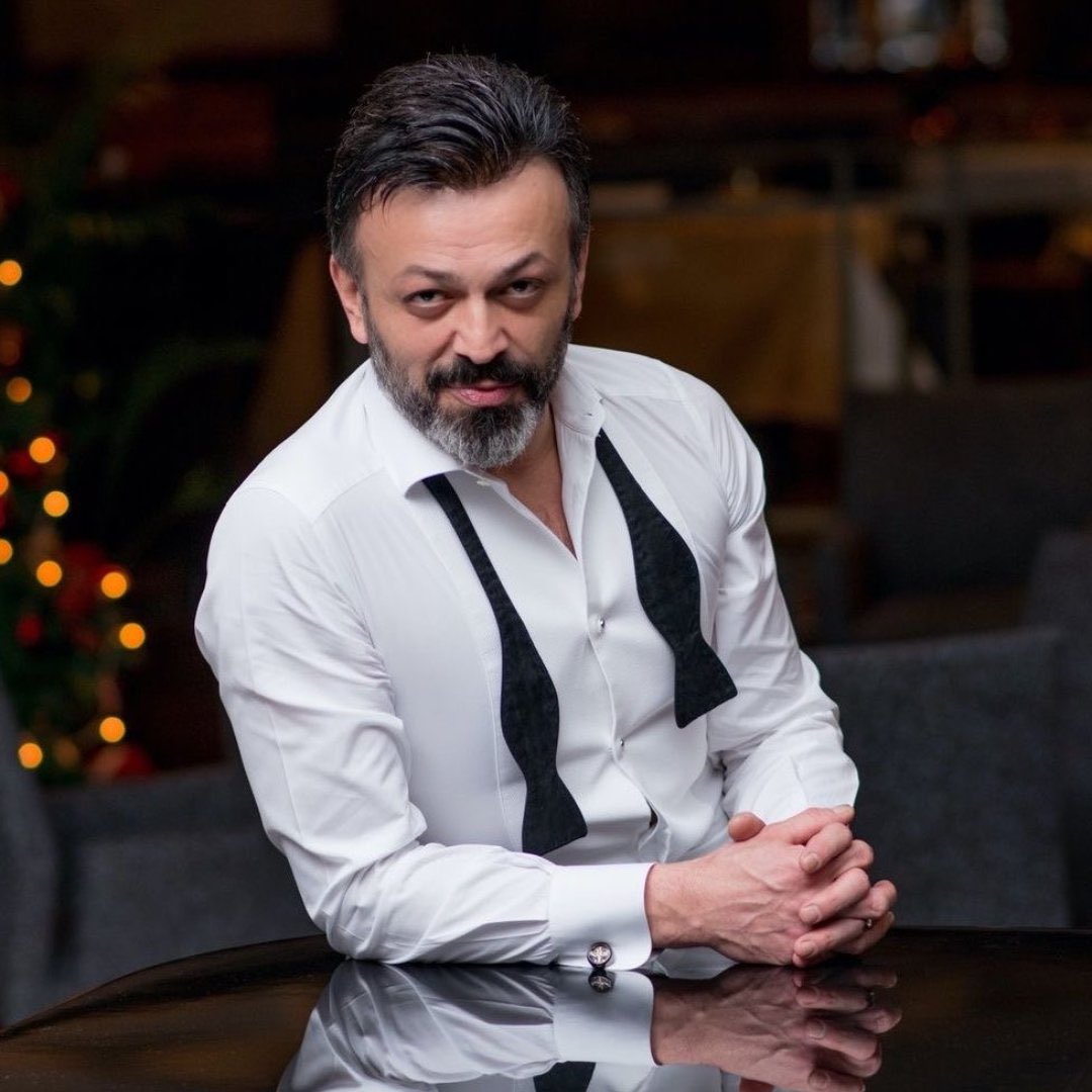odakhab's tweet photo. Serhat Kılıç'ın kız arkadaşı ifadesinde: "Yüksek tansiyon, gastrit ve boyun fıtığı gibi hastalıkları vardı. Boyun fıtığı için yeşil reçeteli bir hap, tansiyon ilacı ve günde 7-8 adet bir hap kullanmaktaydı.

Bildiğim kadarıyla madde ya da alkol bağımlılığı yoktur." (NTV) https://t.co/3Oz12qyWqv