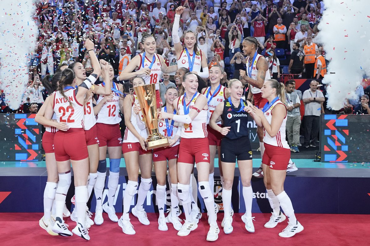 tolgaersari's tweet photo. İtalya’yı 3-2 mağlup ederek üst üste 2. kez Avrupa şampiyonu olan A Milli Kadın Voleybol Takımımızı tebrik ediyorum. Heyecan dolu karşılaşmayı üstün bir mücadele örneği sergileyerek karar setinde kazanmayı başardılar. Tebrikler #FileninSultanları! Sizinle gurur duyuyoruz! https://t.co/xihiksfVrS