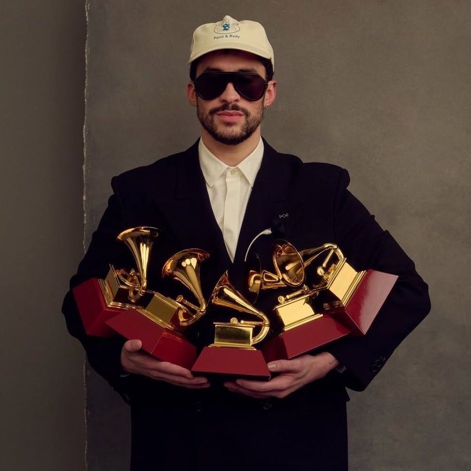 badbunita's tweet photo. 6 Grammys, 18 Latin Grammys, Headliner del Super Bowl, Artista del Año x6, x70 Billboard, 4 años siendo el artista más escuchado, 7 Emmys ganados, nombrado el artista latino más grande del siglo 21, 10x AMAs, 12x Record Guinness… Todo en solo 10 años. 

BAD FUCKING BUNNY!! https://t.co/NRkIjSUhx6