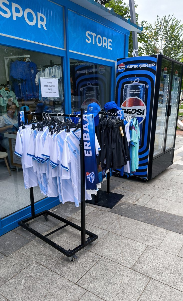 25Erzurumli0's tweet photo. Buyur başkanım. 
Burası Tokat'ın ilçesi Erbaa 
İlcenin göbeğinde bizim storeden alan olarakta ürün çeşitliliği olarakta büyük. 
Yıllardır konuşuyoruz yazıp çiziyoruz ortada bir adım ileriye gitmeyen vaatler. @ahmetdal 
Haftaiçi en az 2 -3 forma almaya gideceğim tabii VARSA https://t.co/PJyGE80i6C