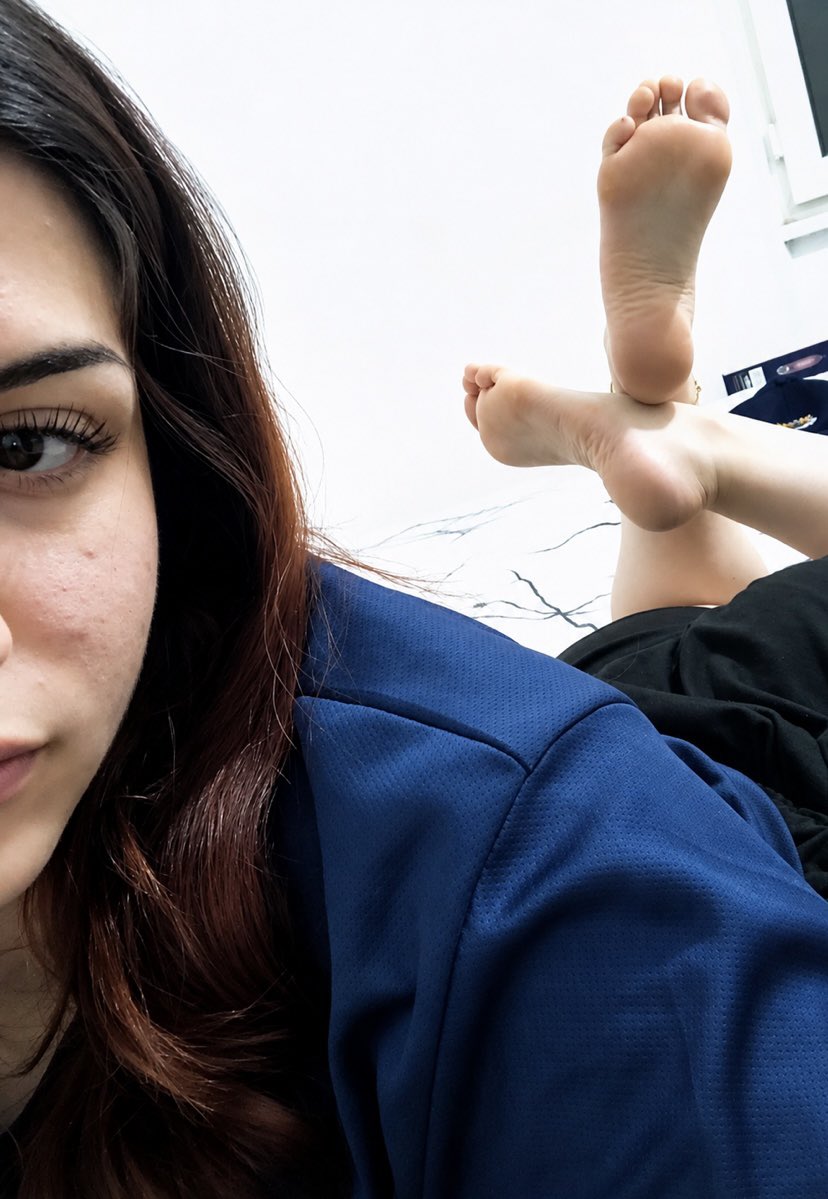 Mistressazra1's tweet photo. Tabanlarıma bakarak hipnoz oluyorsun ve farkında bile olmadan cüzdanın elimde ahahahaha 💅🧚🏻‍♀️ #finansalköpek #findom #findompaypig #ayakfetişi https://t.co/XcvQyIbhMX