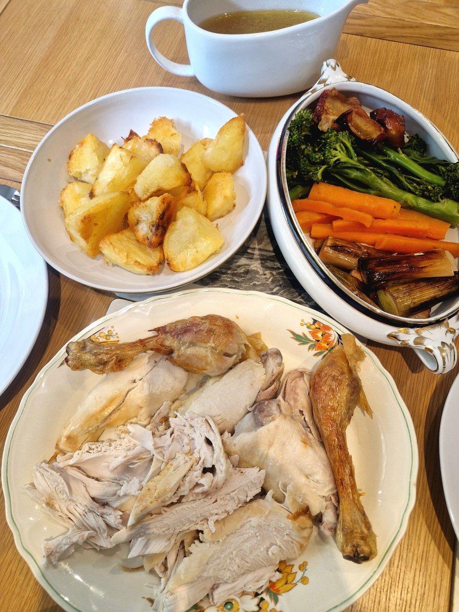 EdnaBrownrxbu's tweet photo. Delicious Sunday lunch followed by half an hour in the bubble pool. Autumn definitely on its way, I spent most of my jacuzzi staring up at the skylight watching a huge group of swallows darting around. They'll be off to warmer climes soon - just like me! #Sundaylunch https://t.co/zXOwla3aZB