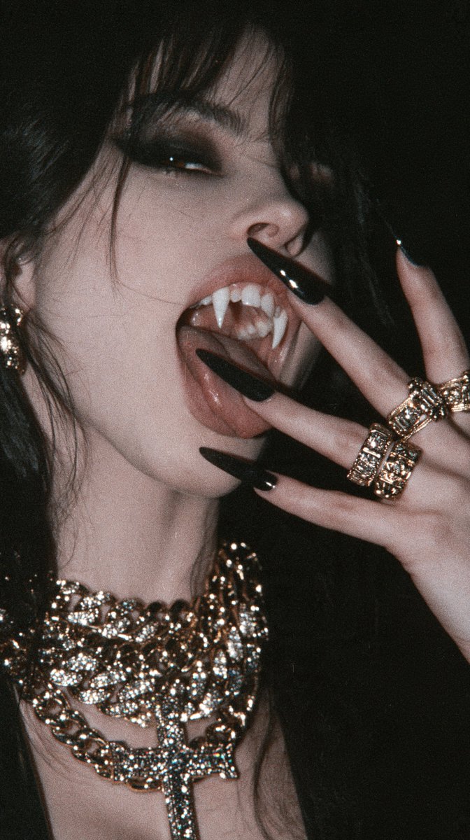 Mischief_img's tweet photo. 🦇💅 https://t.co/fKC8zKkkrG